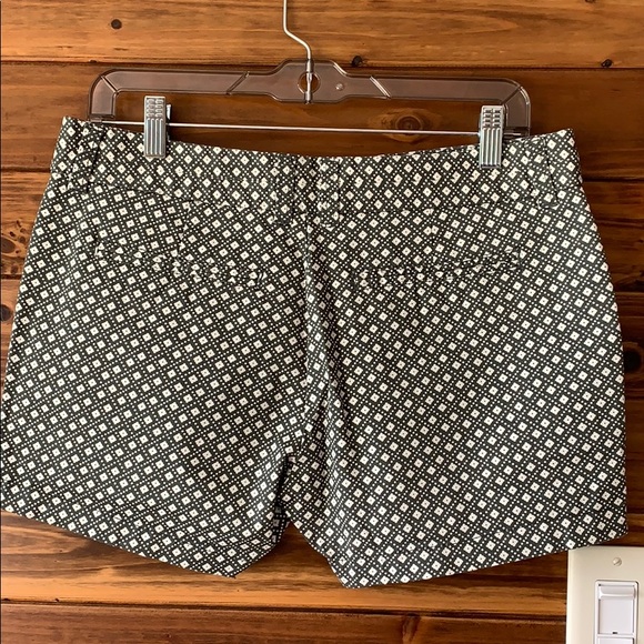 GAP Khakis Shorts in Green with Pattern - Picture 4 of 5